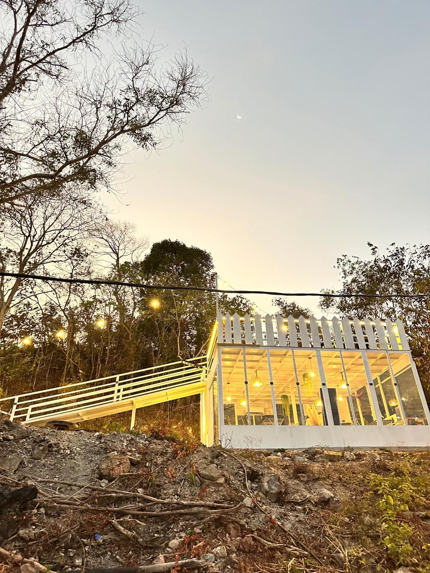Gunung Medan Glamping & Cafe Hotel Kangar Ngoại thất bức ảnh